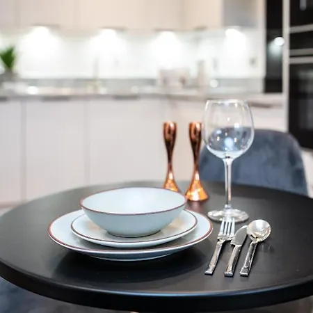 Centre - Free Parking - Stylish 2 Bedroom Apartment *