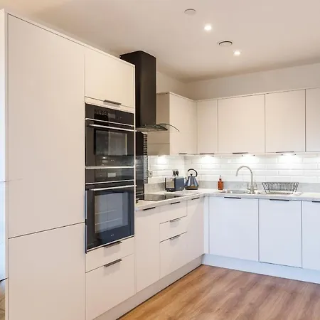 Apartment Centre - Free Parking - Stylish 2 Bedroom