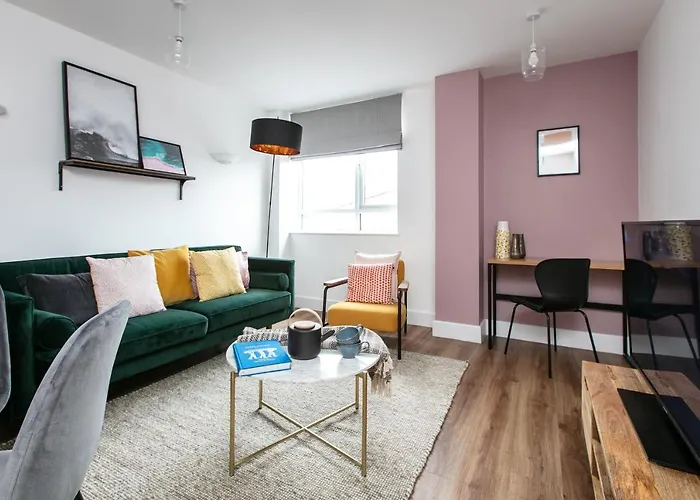 Apartment Centre - Free Parking - Stylish 2 Bedroom