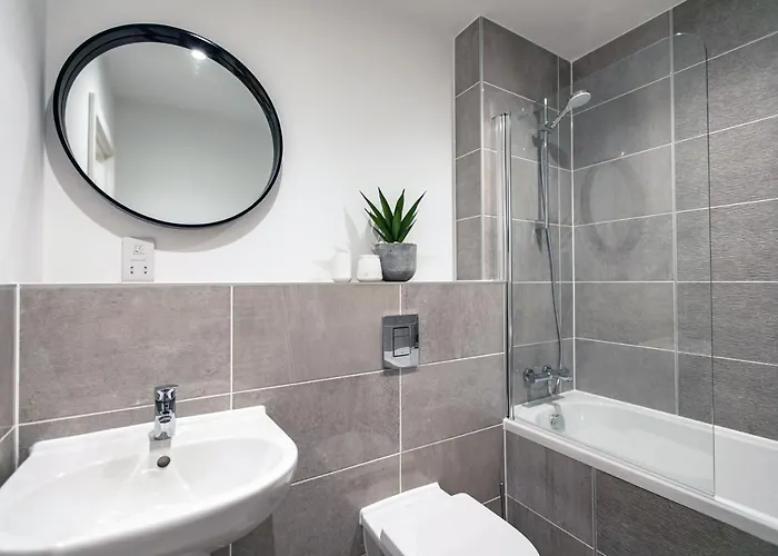 Centre - Free Parking - Stylish 2 Bedroom Apartment *