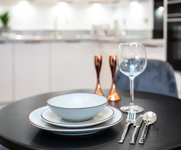 Centre - Free Parking - Stylish 2 Bedroom Apartment *