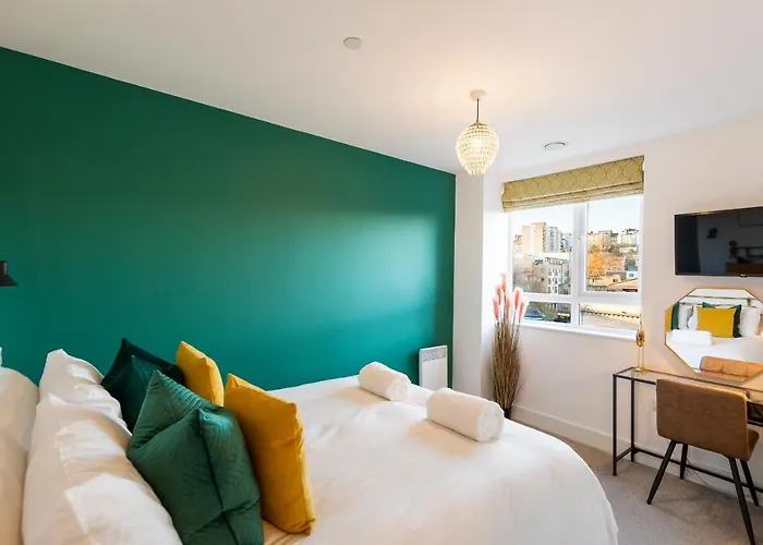 Centre - Free Parking - Stylish 2 Bedroom Apartment *