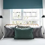 Centre - Free Parking - Stylish 2 Bedroom