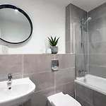 Centre - Free Parking - Stylish 2 Bedroom Διαμέρισμα *
