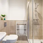 Centre - Free Parking - Stylish 2 Bedroom