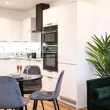 Centre - Free Parking - Stylish 2 Bedroom Apartment *