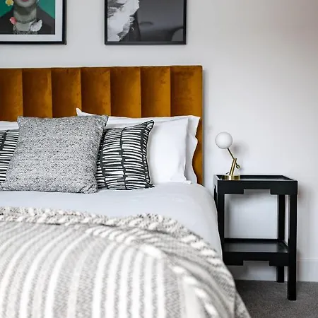 Apartment Centre - Free Parking - Stylish 2 Bedroom