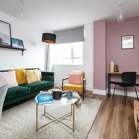 Apartment Centre - Free Parking - Stylish 2 Bedroom