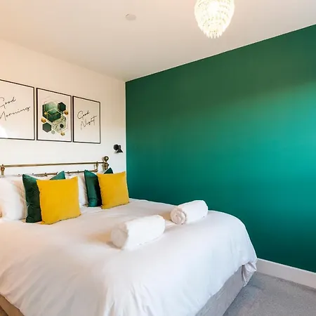 Centre - Free Parking - Stylish 2 Bedroom Apartment