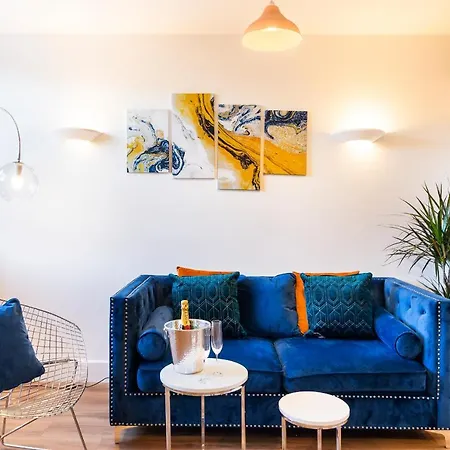 Centre - Free Parking - Stylish 2 Bedroom *