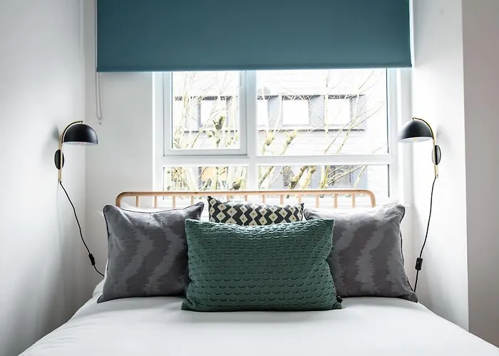 Centre - Free Parking - Stylish 2 Bedroom