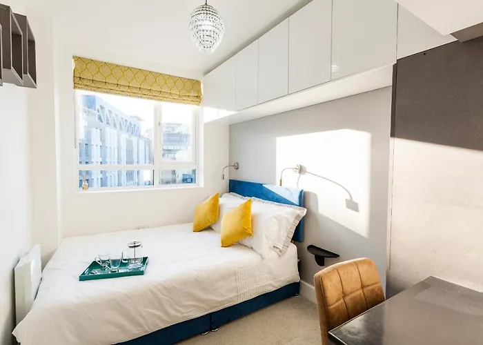 Centre - Free Parking - Stylish 2 Bedroom