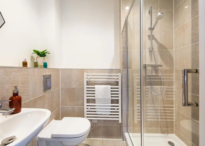 Centre - Free Parking - Stylish 2 Bedroom