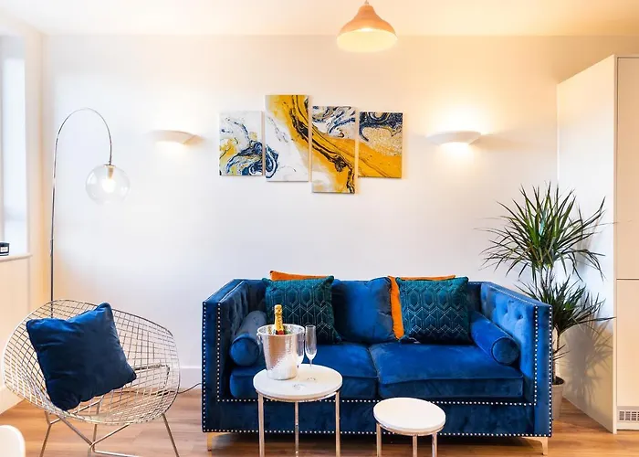 Centre - Free Parking - Stylish 2 Bedroom *